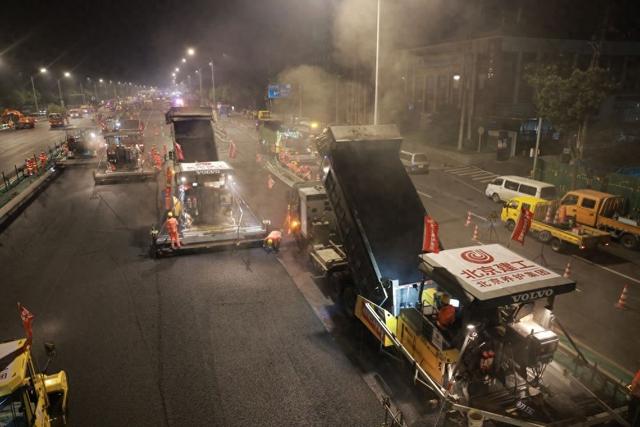 “我的国家要干几个月”，北京“一夜修路”引海外网民点赞