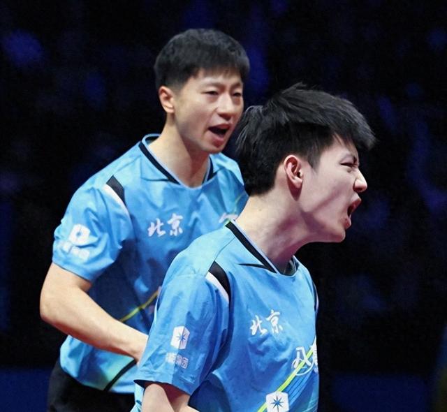 20日夜间全运会男团决赛 王楚钦败阵后额碰球台，樊振东强势逆转！