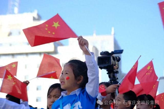 10月1日在解放广场，一起向国旗致敬！