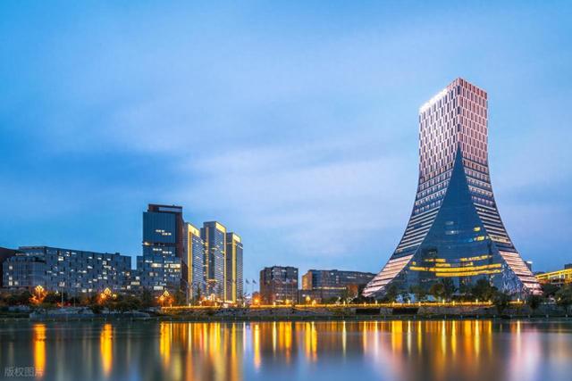 刚从成都回来，毫不客气说：成都就是全国郊区城建天花板。