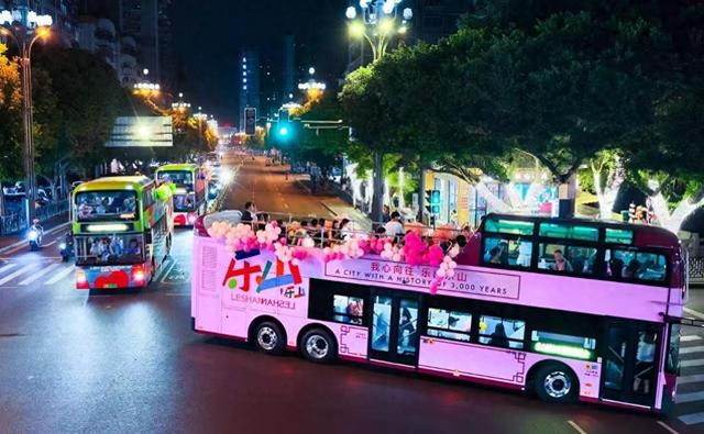 乐山双层旅游巴士国庆中秋“火出圈”