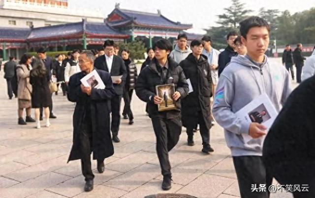 杨振宁身覆国旗，翁帆是家属代表站第一位，重量级好友也到场悼念