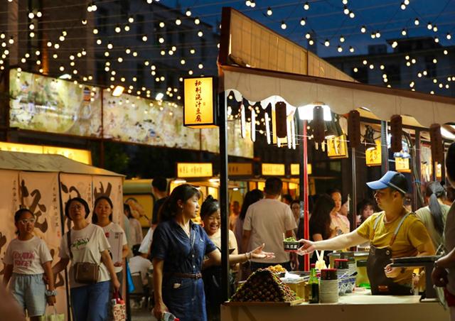 太原钟楼街夜市：购物 赏景 品美食 感受夏日活力夜