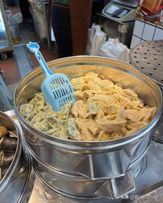妹子去买饺子，突然发现铲饺子的铲子很眼熟，养猫人看了都沉默了