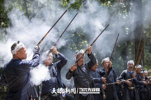 贵州岜沙苗寨迎来暑期旅游旺季