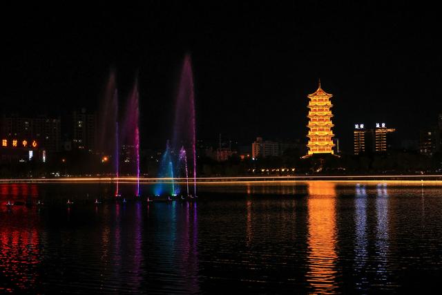 璀璨光影绘夜幕 柘城容湖喷泉奏响夜游新乐章