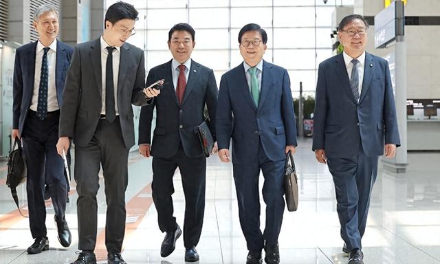 韩国特使团抵达北京，带来总统亲笔信，下飞机的第一句话不简单，中方回应很干脆