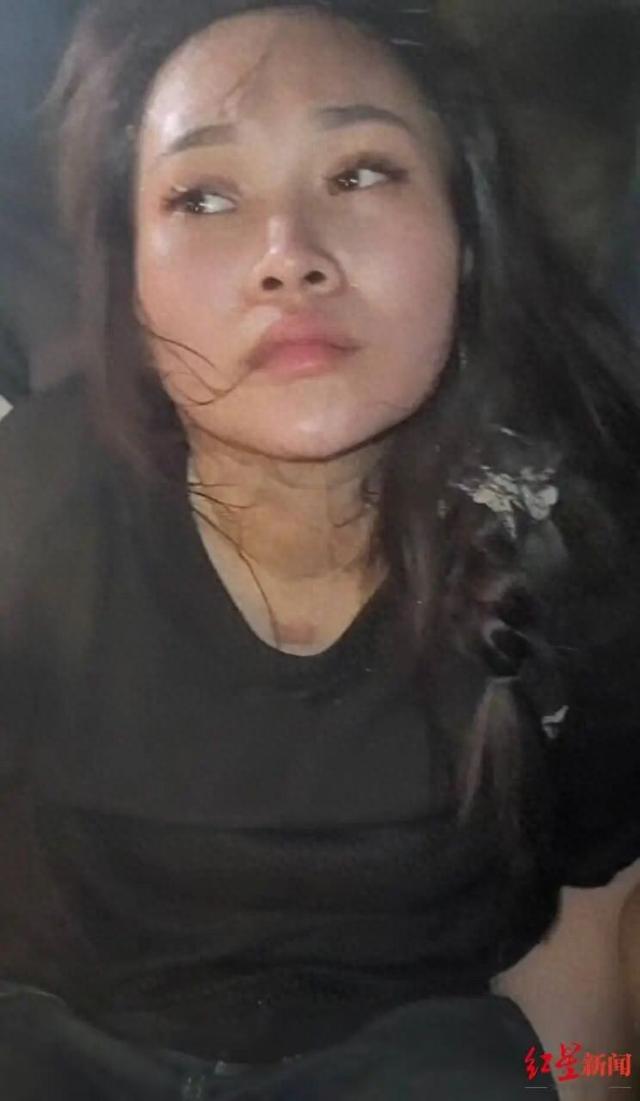 一女子柬埔寨法院内劫走6名囚犯：一囚犯解开手铐，女子递给他一把短枪并助其袭警；目前7人已全部落网