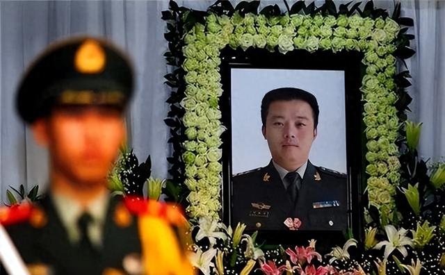31岁女老师被特招入伍，授少校警衔，凭啥？如今现状如何