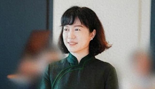 杨振宁逝后1个月,翁帆迁出别墅,带走34箱物件,那是她的全部财产