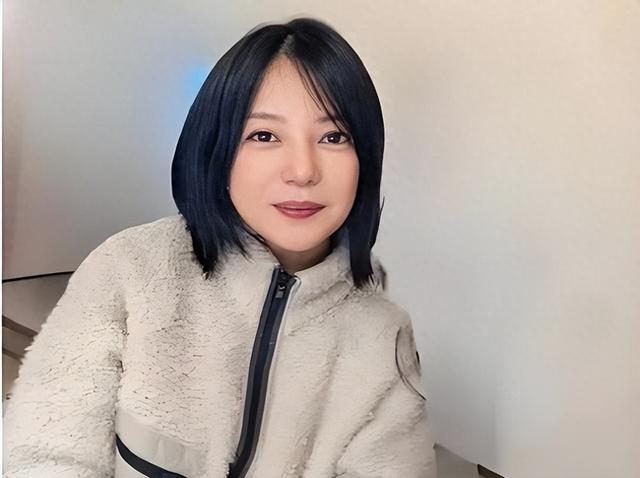 面相又变了！49岁赵薇广东吃饭又老又凶，当年的小燕子再也回不去