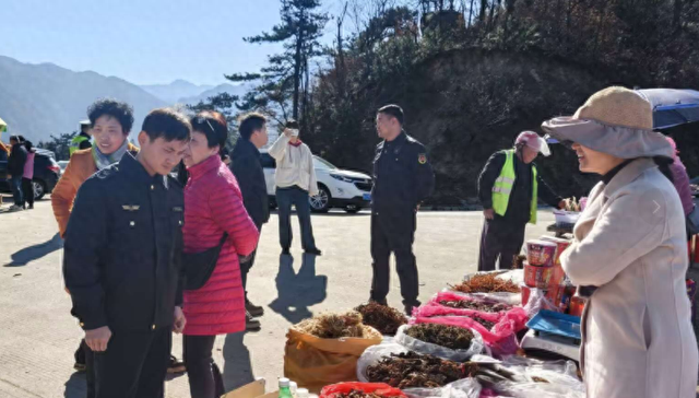 金寨县吴家店镇：部门联动护美景 志愿暖心助旅途