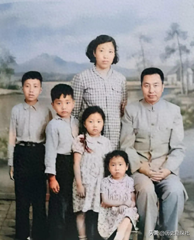 1961年，华国锋一家六口的合影，40岁的他长相周正，妻子端庄贤惠