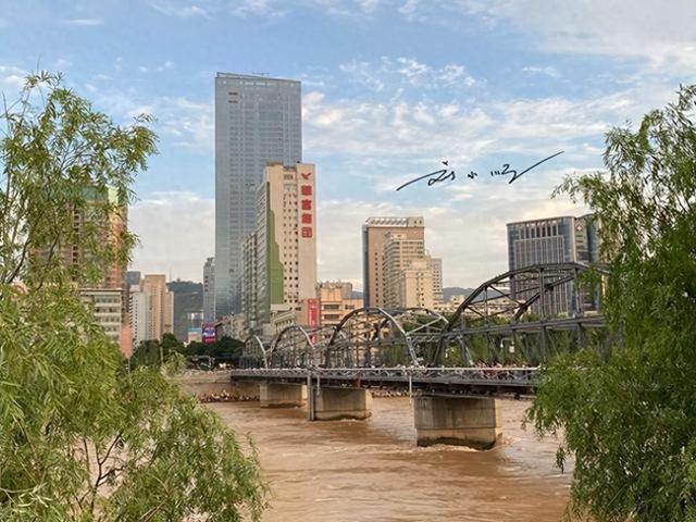 兰州机场“太离谱”！比上海浦东机场还远，竟要坐动车去坐飞机？