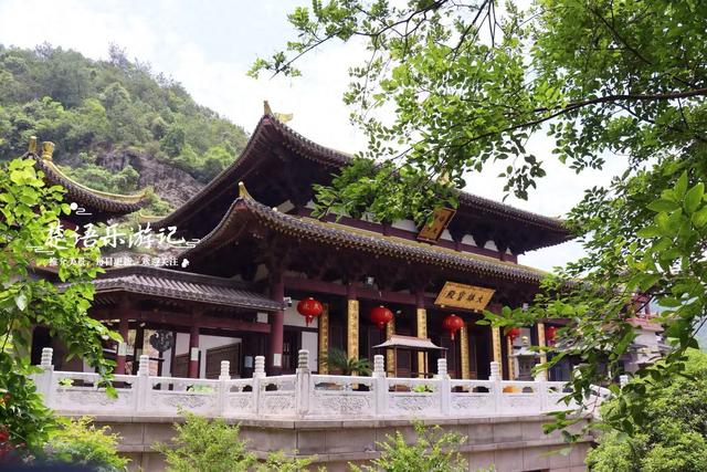 浙江宁波大青山下的宋式寺院，青山面水风光宜人，适合观景与休闲