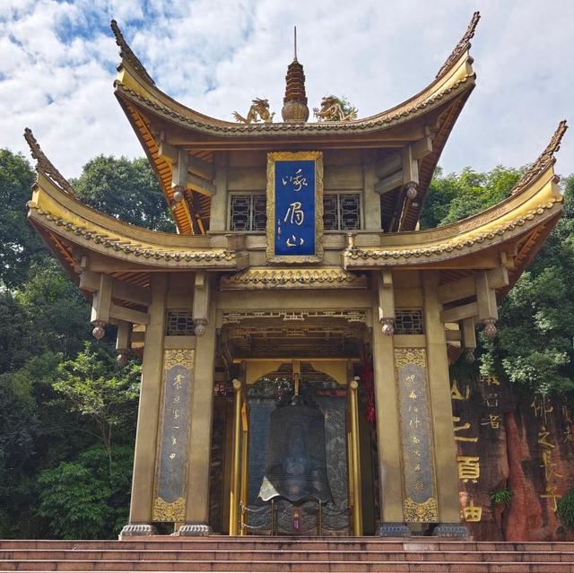 我是上海人，旅游景点峨眉山，春天四月杜鹃开秋天十月树叶如油画