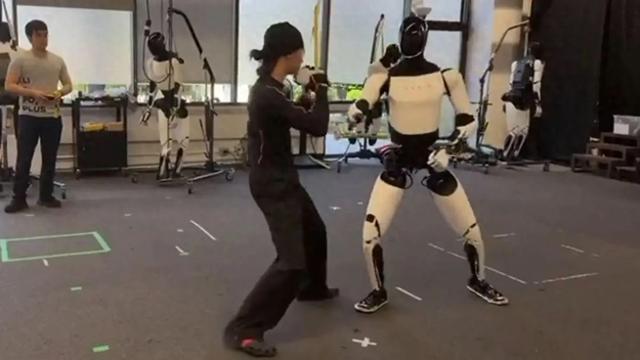 特斯拉的擎天柱人形机器人表演功夫动作，展示速度和平衡能力