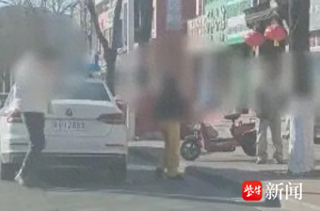 紫牛热点︱警车上下来3人未穿警服，还牵着狗？通报：警辅携家人购物，已解除劳动关系