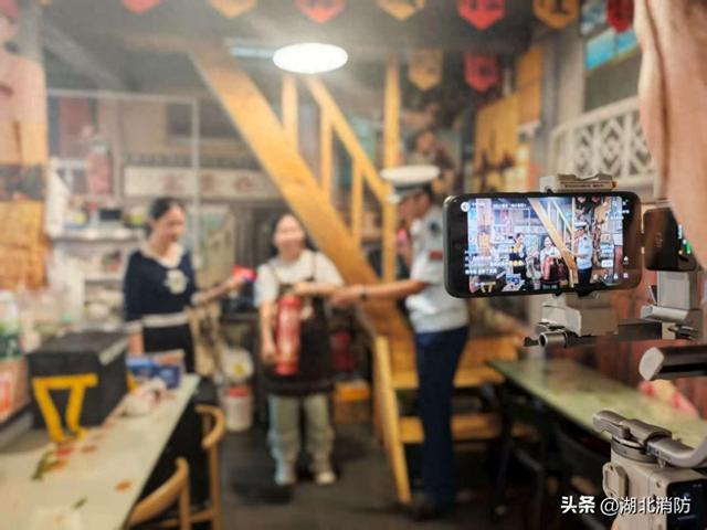 湖北十堰：支队举办“走读老街·趣味消防”直播活动