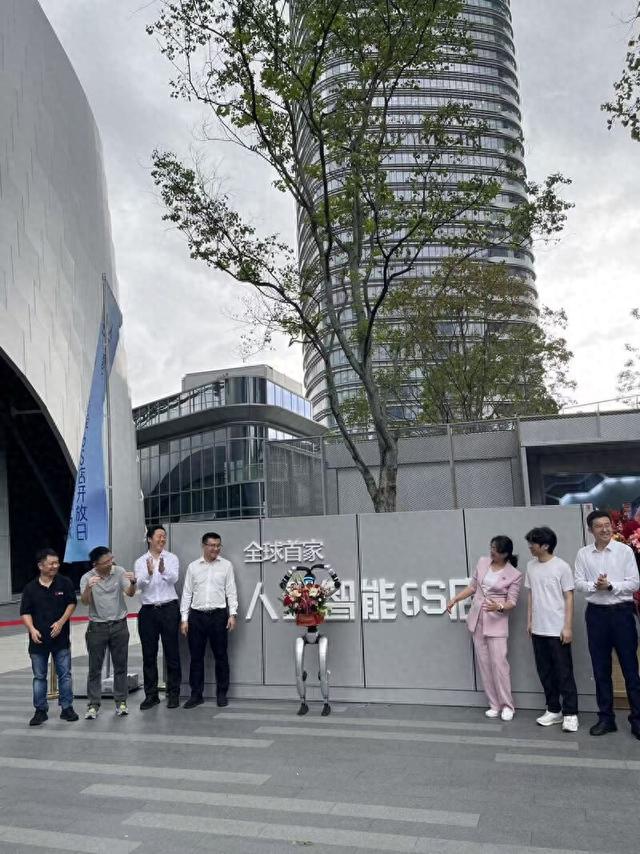 全球首家人工智能6S店在深圳龙岗开业 人人皆创客、万物可AI