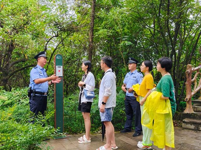 万峰林景区：“旅游警务”绘就平安“警”色