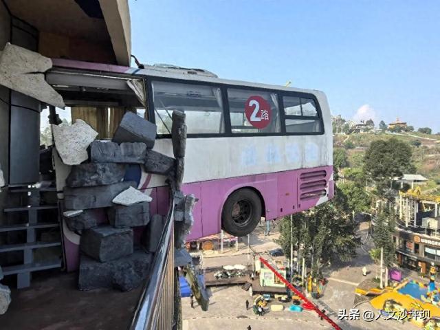 “停在八楼的2路汽车”，刀郎的歌词成真了？