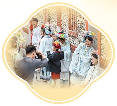 福建泉州蟳埔村以簪花文化推动文商旅融合发展：千年渔村簪花开