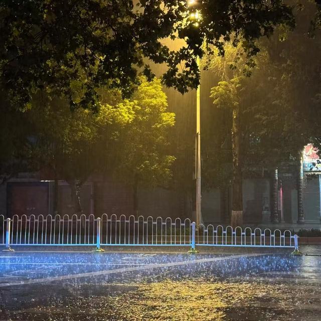 适合下雨天的朋友圈心情说说（雨天）