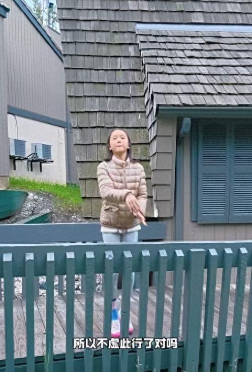 闯祸了！央视主持人出国旅游，携妻女高调炫海外生活，被网友骂惨