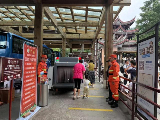 靠前驻防丨前置力量全域守护 织密景区安全防线