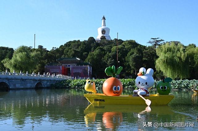 艺术点亮古典园林 巨型“纯真兔”装置惊艳亮相北海公园湖面