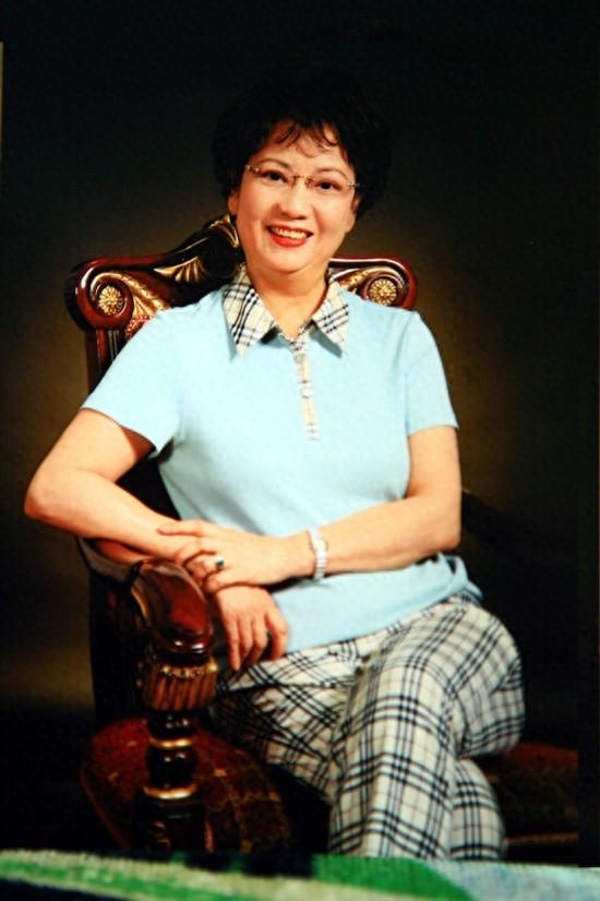 李维康简历优化（京剧女神李维康曾看不起病）