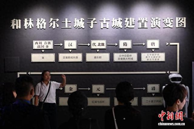 游客参观和林格尔土城子遗址公园