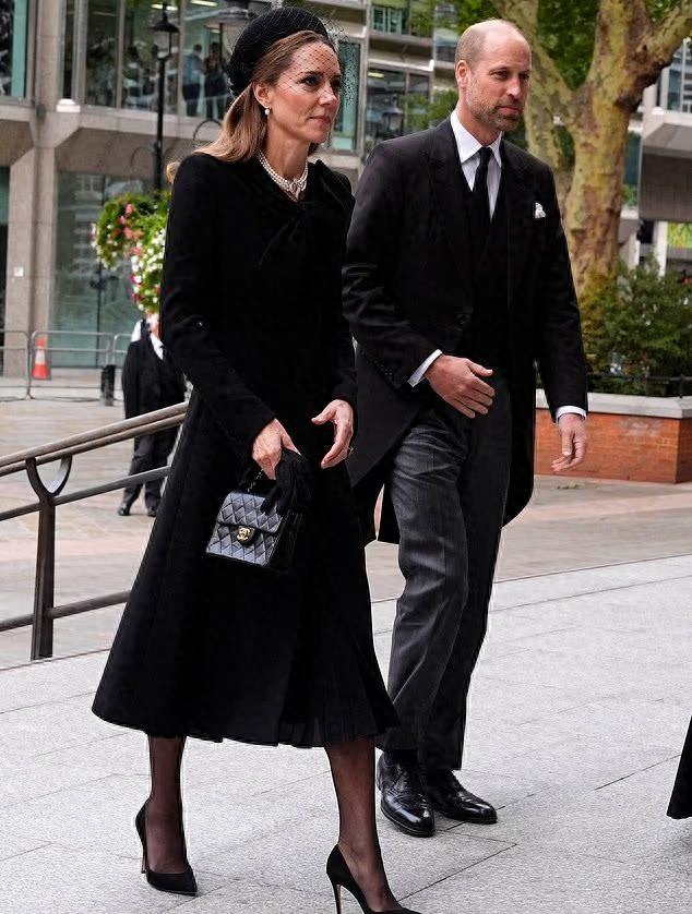 女孩子戴戒指五个手指的含义图解（43岁凯特穿黑衣好瘦）