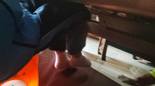 男孩腿被卡在取暖设备，妈妈对消防员说“切断算了”，儿子惊呼：“切断什么？！”