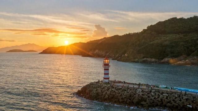 浪尖、海岸与咖啡香：解锁万宁的冬日浪漫