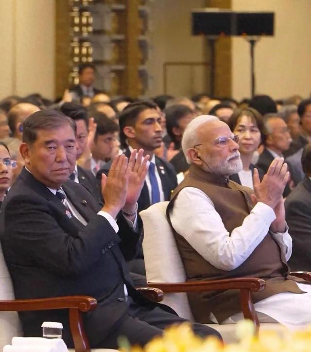 石破茂被打脸了！莫迪为何在日本示好中国？当着全世界的面，印度对华做出承诺，释放信息量大