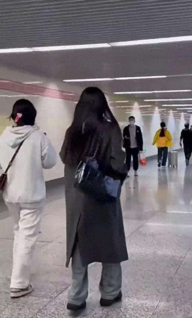 被上海地铁女生惊艳了！衣不暴露，穿搭时髦得体，美得洋气又高级