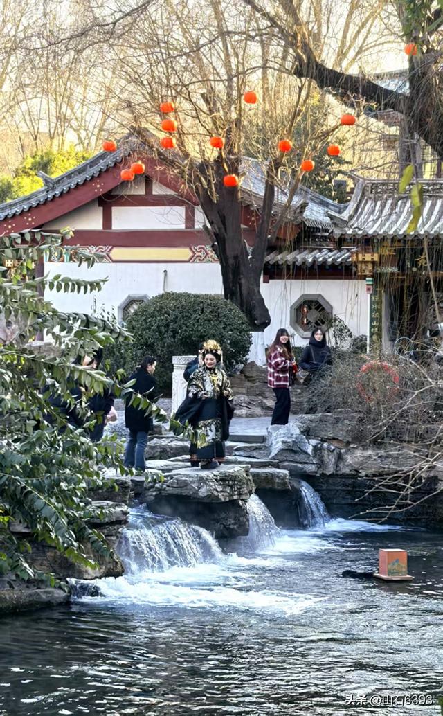 新华社原军事记者陶俊峰泉城美拍——筹备中的迎春花灯