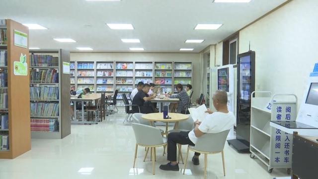 【本地】暑期“读书热”持续升温“文化绿洲”成避暑充电胜地