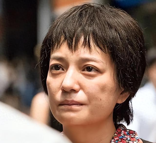 1590万资产被冻结！劣迹艺人赵薇走投无路，将15岁女儿当救命稻草
