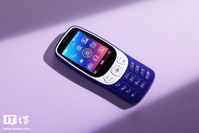 HMD 3210巴萨版功能机图赏：梦回1999，内置Deepseek AI助手