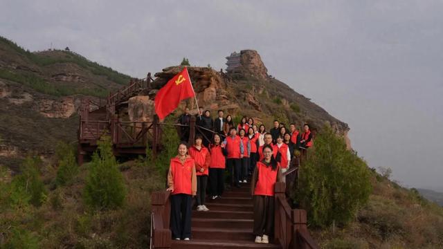 九九重阳·超越自我·共攀新高——佳县人民检察院开展重阳登山活动