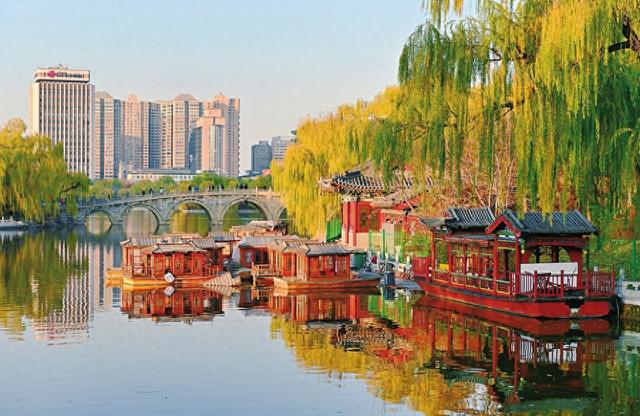 太原迎泽公园内层林尽染、色彩斑斓