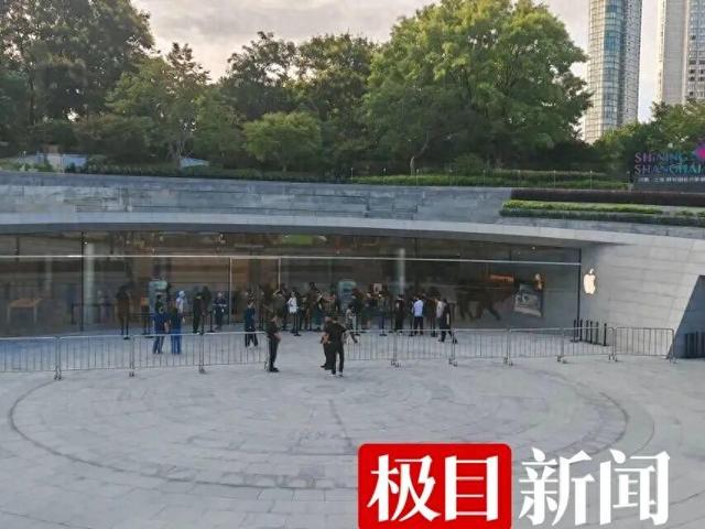 iPhone17系列发售首日，多地门店排起长队，有人凌晨5点开始排，有人凌晨2点从外地坐车来