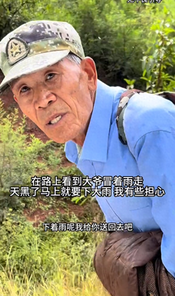 75岁老人徒步400公里，看望20多年前的战友，却得知其早已离世3年