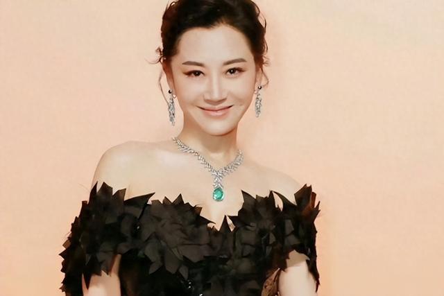 她一生“风流成性，老少通吃	”	，撩汉无数，现如今56岁依旧单身