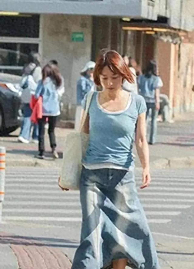 马伊琍都要五十了，这松弛感一般人真比不了，大上海的靓女