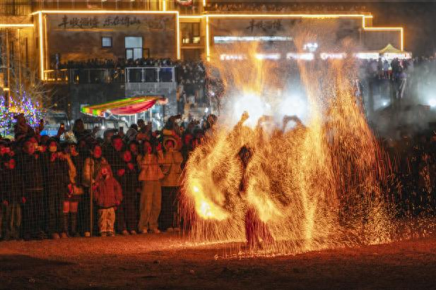 在场｜6.5万人次打卡，博山这条千年老街春节如何“圈粉”？