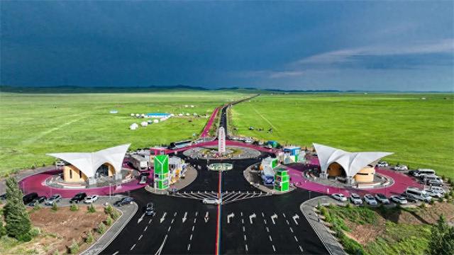 西乌旗：路通牧区 文旅“火出圈”通航让草原与城市紧密相连